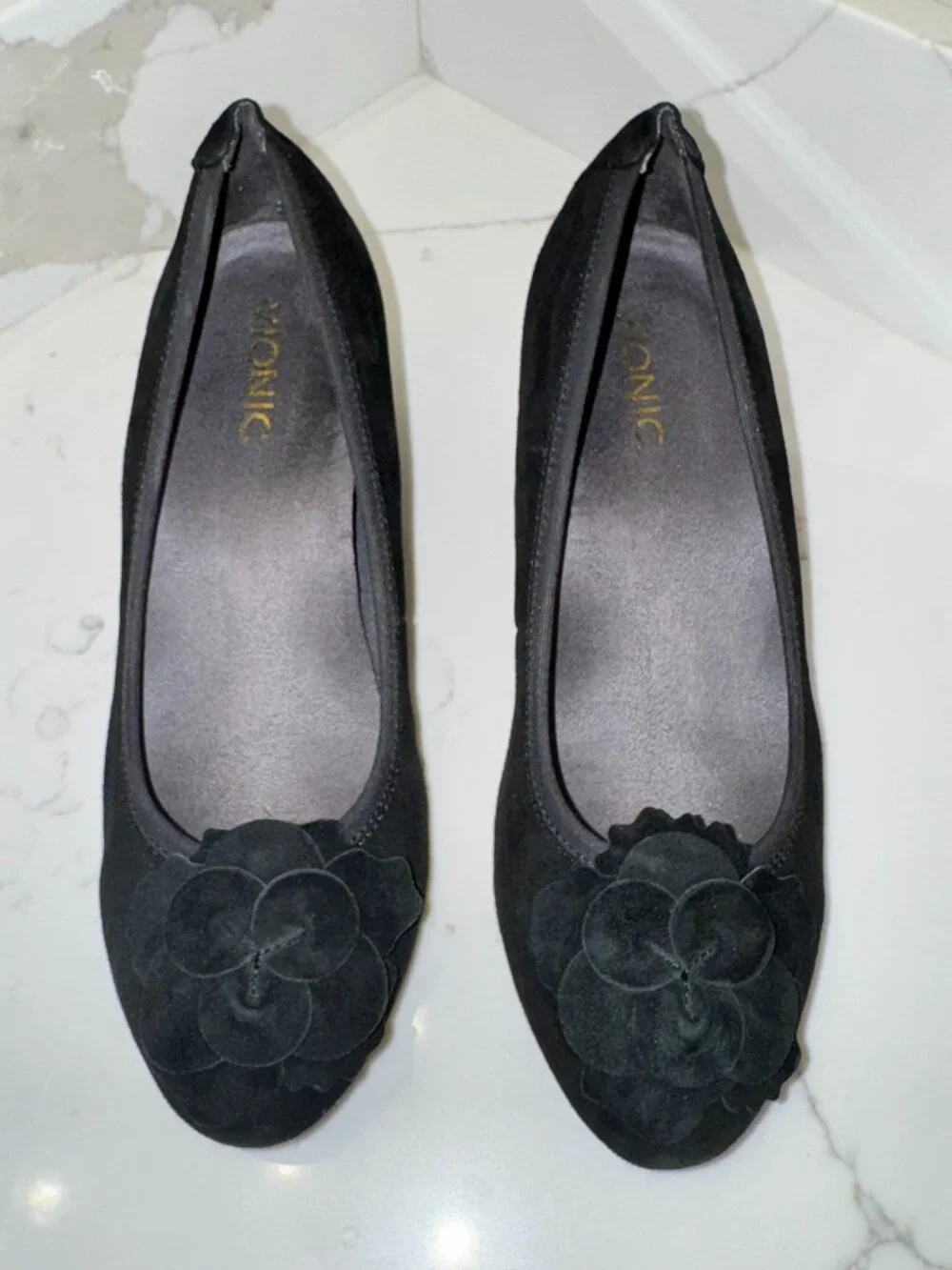 Vionic Hayes Black Suede Wedge Heels Size 7.5 | Floral Appliqué | Orthotic Comfo
